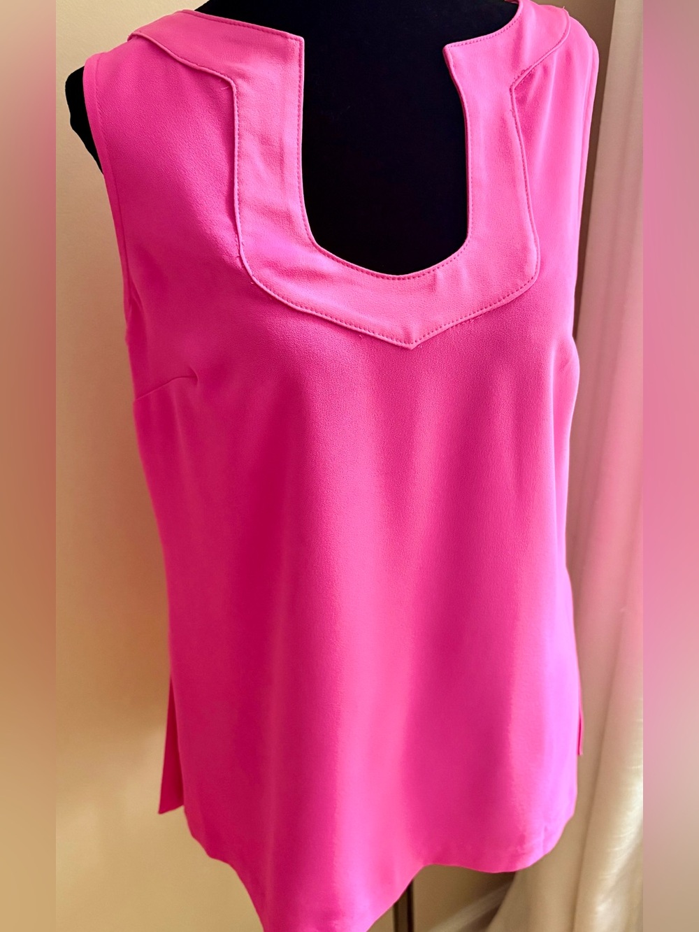 Trina Turk Fuchsia Sleeveless Keyhole Bib Neck Shell Top Sz S